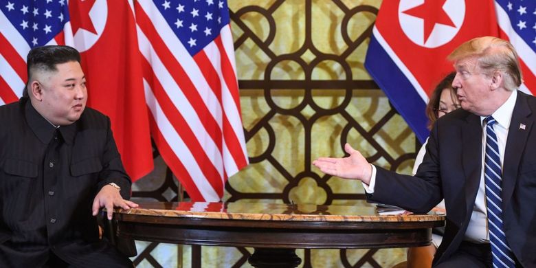 Pemimpin Korea Utara Kim Jong Un ketika berdiskusi dengan Presiden Amerika Serikat Donald Trump dalam pertemuan pribadi di Hotel Metropole Hanoi, Kamis (28/2/2019).