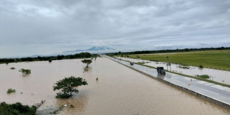 Nampak banjir bandang masih menggenangi lajur jalan tol ruas Caruban-Solo hingga Kamis ( 7/3/2019) siang. 