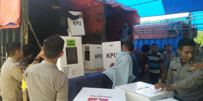 Petugas kepolisian mengawal proses logistik pemilu dari gudang KPU Kota Kendari menuju seluruh Kelurahan, Selasa (16/4/2019). 