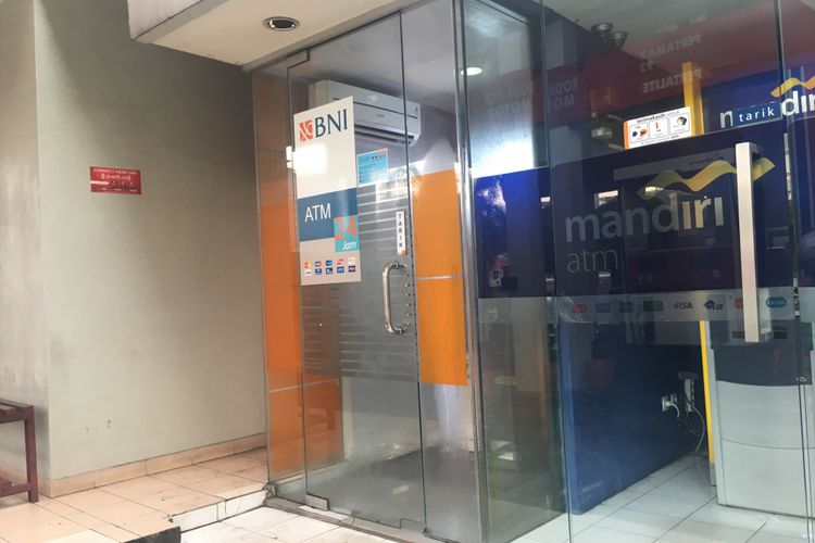 Ruang mesin ATM yang menjadi tempat dua bocah yang viral karena tertidur di dalamnya, mengaku tak punya orangtua, di SPBU Galur, Jakarta Pusat, Senin (16/10/2017).
