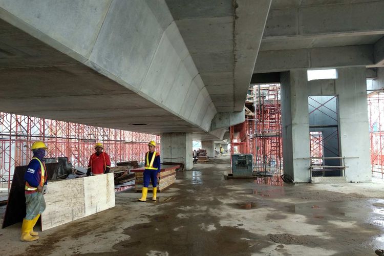 Pengerjaan konstruksi mass rapid transir (MRT) Jakarta di depo Lebak Bulus, Selasa (31/10/2017).