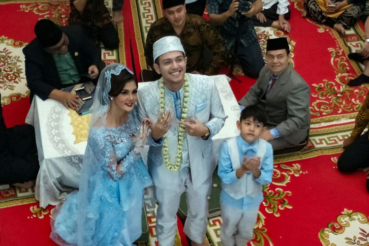 Artis sinetron Rifky Balweel dan Biby Alraen serta putra Rifky, Arsen usai dinyatakan sah sebagai suami istri di Masjid Darul Ilmi, PTIK, Jakarta Selatan, Minggu (7/1/2018).