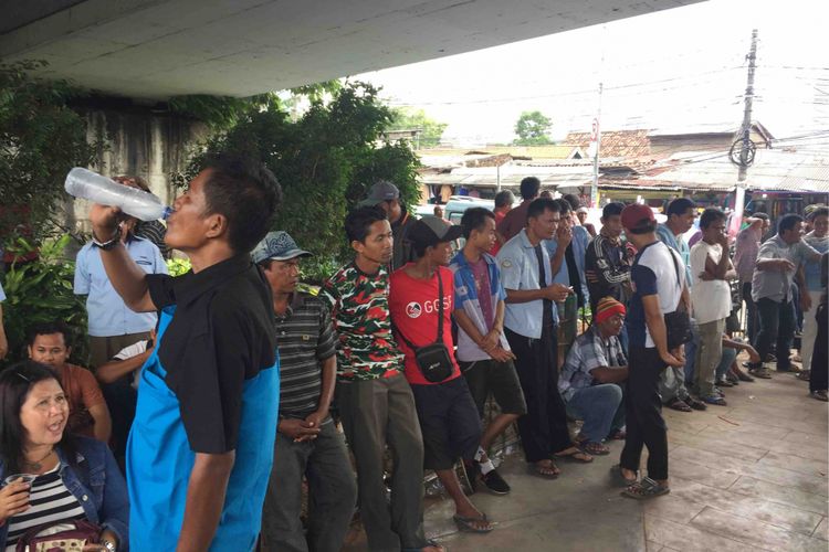 Sopir angkot Tanah Abang melakukan aksi mogok di depan Stasiun Tanah Abang. Mereka menuntut agar Gubernur DKI Jakart Anies Baswedan membuka Jalan Jatibaru Raya yang saat ini ditutup untuk mengakomodir PKL, Senin (29/1/2018).