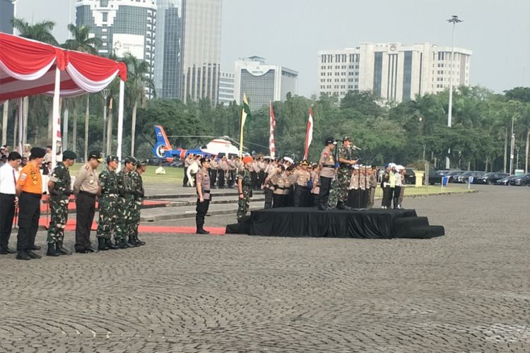 Kapolri Jenderal Tito Karnavian dan Panglima TNI Marsekal Hadi Tjahjanto memimpin apel operasi ketupat di Monas, Jakarta Pusat, Rabu (6/6/2018).