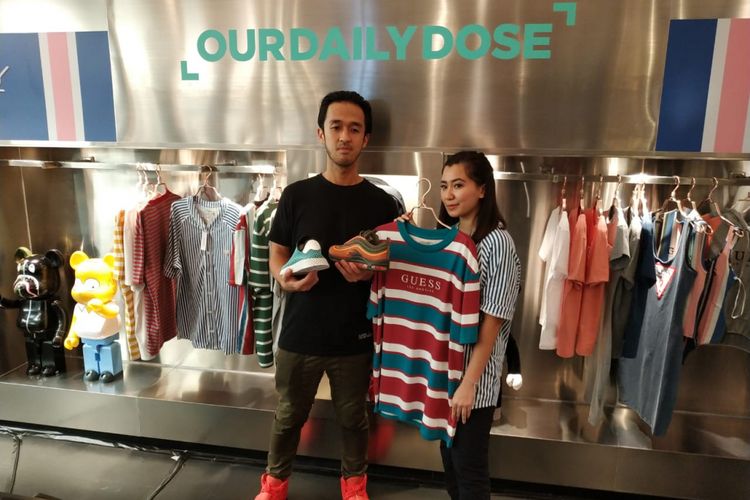 CEO Our Daily Dose (ODD) Adrian Riyadi berpose dengan Marketing Communication Supervisor PT Gilang Agung Persada yang memegang distribusi merek Guess, Amori Citananda Rizano.
