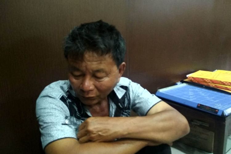 Pelaku Liauw Tjoei Tik (59) ketika berada di Polresta Palembang. Ia diamankan lantaran diduga teelah mencabuli ST yang mengalami keterbelakangan mental. 