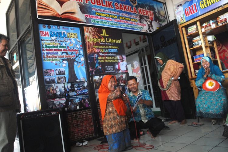 Suasana di Taman Bacaan Masyarakat (TBM) Sakila Kerti, terminal Kota Tegal, Jawa Tengah, Jumat (17/8/2018).