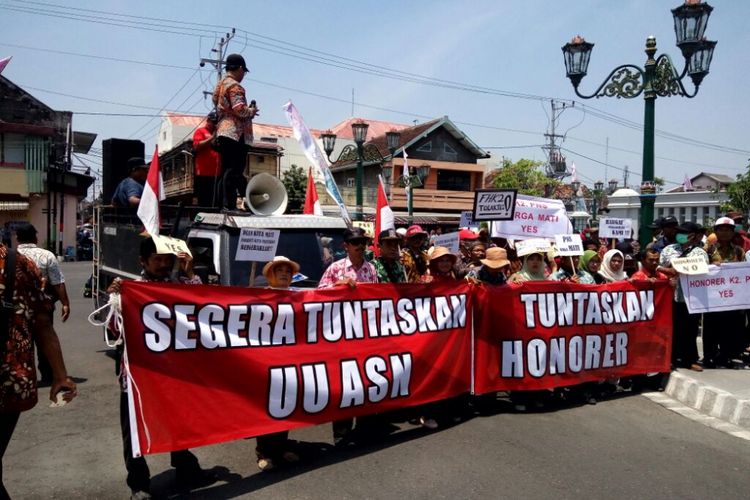 Tenaga Kerja Honorer Kategori II di Daerah Istimewa Yogyakarta (DIY) saat mengelar aksi di kantor Gubernur