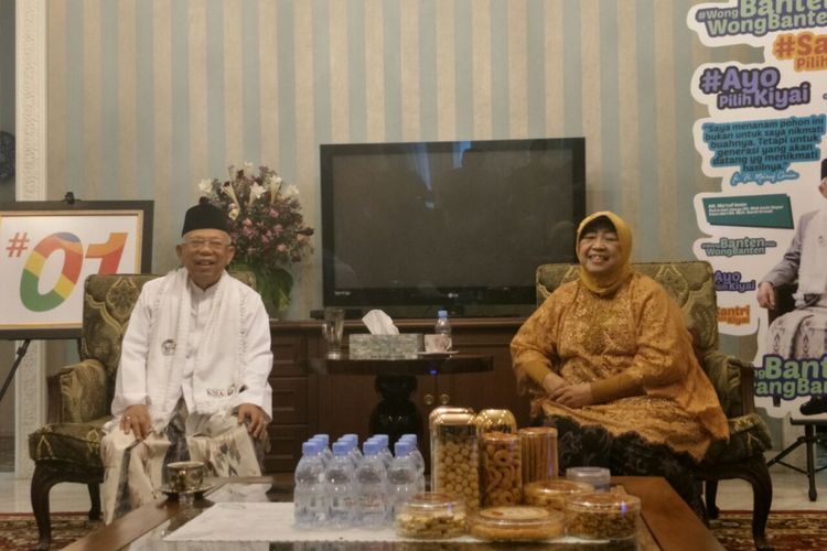 Calon wakil presiden nomor urut 01 Maruf Amin bertemu dengan adik Presiden ke-4 Abdurrahman Wahid, Lily Chodidjah Wahid, di kediaman Maruf, Jalan Situbondo, Senin (31/12/2018).  