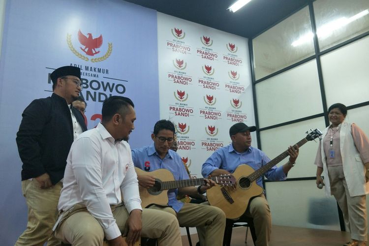 Sandiaga Uno membawakan lagu Hadapi dengan Senyuman untuk Ahmad Dhani