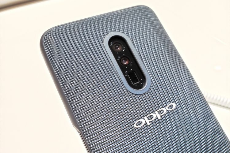 Prototipe ponsel Oppo dengan kamera zoom optik 10x, kamera belakang dengan 3 lensa, masing-masing dari atas ke bawah adalah kamera utama 48 megapiksel, kamera wide angle 120 derajat (16 mm, setara 35 mm), dan kamera ultrazoom lensa 160 mm yang belum disebutkan resolusinya.