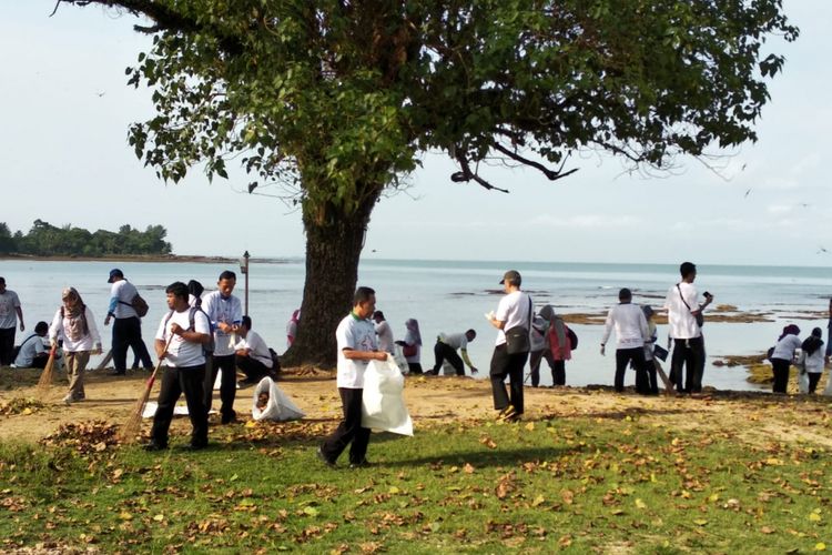 Aksi bersih-bersih pantai digelar di Kawasan Carita, Kabupaten Pandeglang, Banten, Kamis (28/2/2019). Dalam kegiatan tersebut setidaknya lebih dari setengah ton sampah sisa bencana tsunami dibersihkan.
