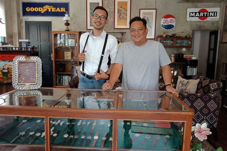 Co-founder Kemang Vintage Shop Reza Yahya (kanan) bersama Manager Kemang Vintage Shop Komarudin ketika ditemui Sabtu (2/3/2019).