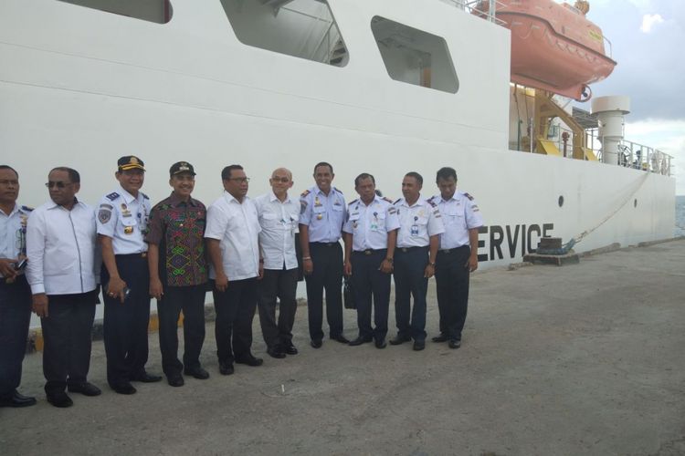 Ketua Komisi V DPR RI Fary Djemi Francis meninjau dan memeriksa kapal KN Nipa untuk Distri Navigasi Kupang di Pelabuhan Tenau, Kupang, NTT, Kamis (22/3/2018).