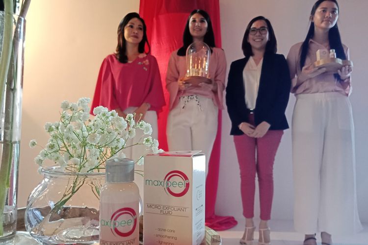 Dermatologis dr. Melyawati Hermawan, SpKK dan Brand Manager Personal Care Maxi-Peel Charmaine E. Sales pada peluncuran Maxi-Peel Micro-Exfoliant Fluid di Branche Bistro, Senopati, Jakarta, Kamis (17/5/2018).