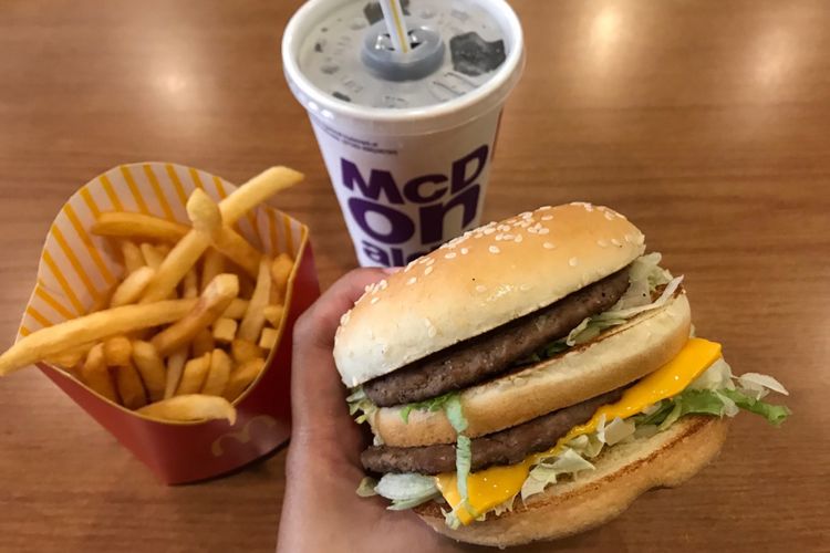 Big Mac, salah satu burger besar pertama di dunia, dengan dua potong daging sapi, saus spesial, selada, keju, acar timun, dan bawang dalam roti berwijen.