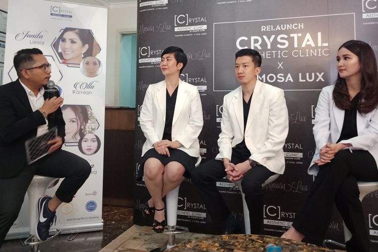 dokter Kartini Ong (kedua dari kiri) dari Crystal Clinic Aesthetic, Jakarta dalam sebuah konferensi pers, Rabu (28/11/2018).