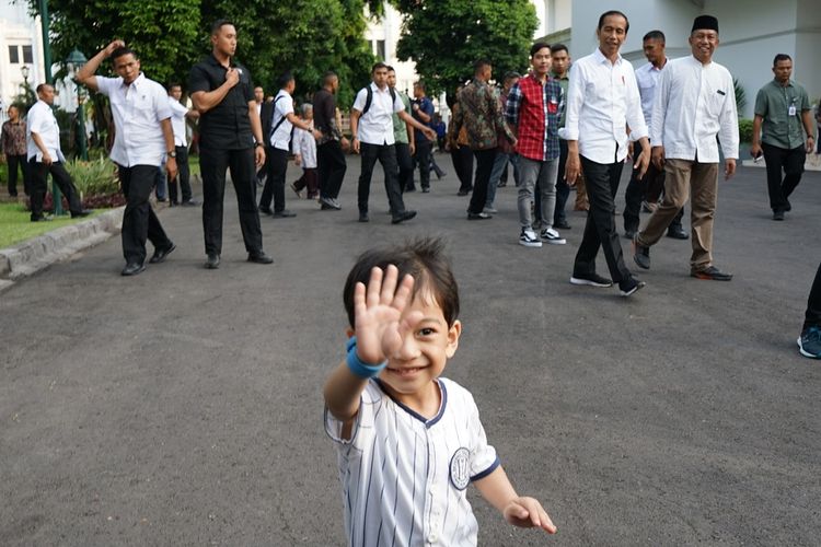 cucu Presiden RI Joko Widodo melambaikan tangan ke arah  fotografer saat ia  bersama Presiden Joko Widodo dan Walikota Yogyakarta Haryadi Suyuti (kedua kanan) mengunjungi Gedung Agung Yogyakarta, Kamis (6/6/2019). Kunjungan tersebut menjadi rangkaian liburan lebaran presiden di Yogyakarta. ANTARA FOTO/Andreas Fitri Atmoko/hp.