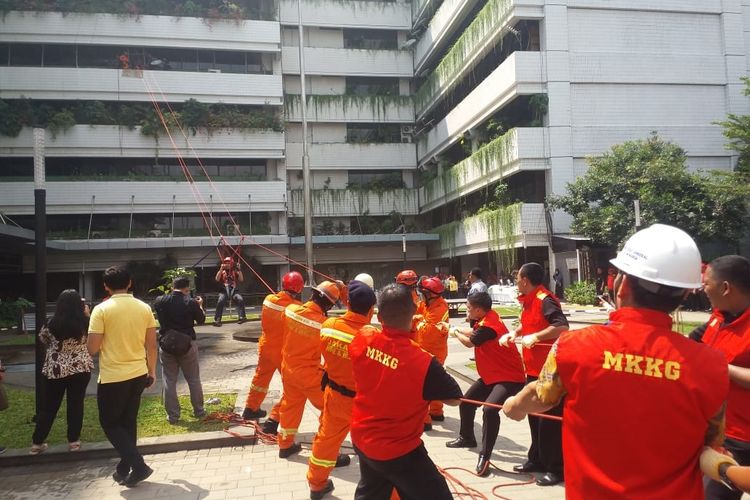 Simulasi evakuasi korban kebakaran di Gedung Direktorat Jenderal Bina Marga Kementerian PUPR, Jakarta, Jumat (26/4/2019).