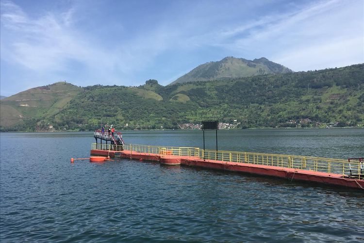 Salah satu dermaga di kawasan Danau Toba.