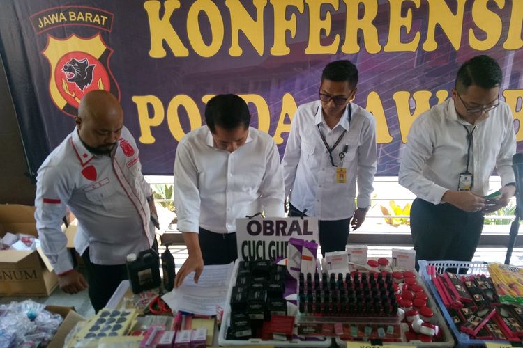 Direskrimsus Polda Jabar Kombes Samudi tengah merilis pengungkapan kosmetik kedaluwarsa yang dijual dengan harga miring, Senin (9/9/2019). 