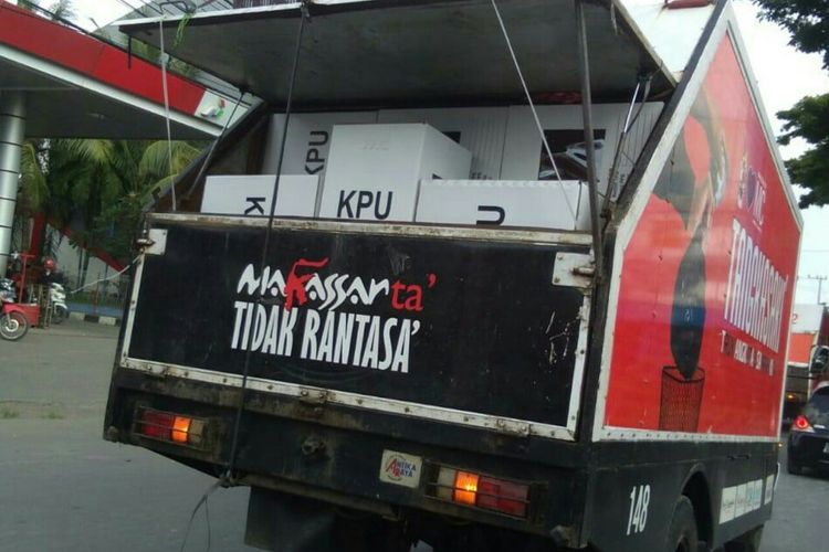 Kota suara diangkut menggunakan mobil sampah Tangkasa milik Pemerintah Kota Makassar. 