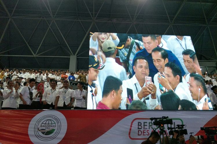 Presiden RI Joko Widodo menghadiri acara silaturahim nasional kepala desa di Stadion Tennis Indoor, Senayan, Rabu (10/4/2019). 