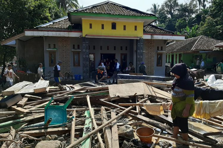 Puing-puing rumah yang hancur karena terjangan banjir bandang di Kampung Cibeurih, Desa Margaluyu, Kecamatan Sajira, Kamis (23/5/2019). 