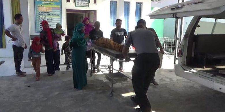 Korban meninggal keracunan di Sindangbarang, Cianjur, Jawa Barat hendak dibawa ke rumah duka dari puskesmas setempat. Puluhan warga mengalami keracunan dan dua korban lainnya meninggal dunia