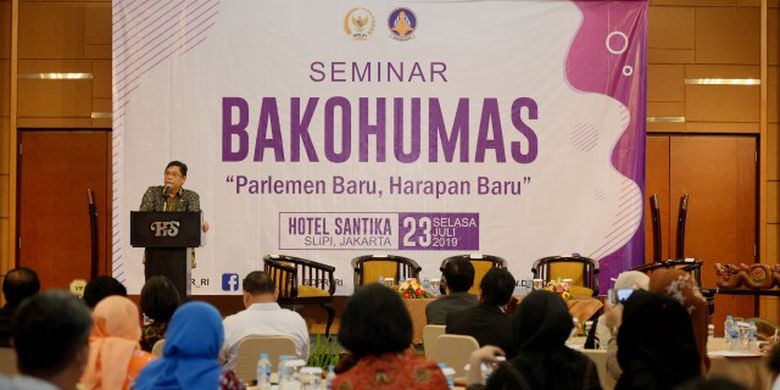 Wakil Ketua DPR RI Utut Adianto saat membuka Seminar Badan Koordinasi Hubungan Masyarakat (Bakohumas) 2019 dengan tema ?Parlemen Baru, DPR Baru?. 