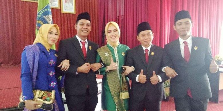 Lima bersaudara dari partai berbeda yang menduduki kursi DPRD HSS periode 2019-2024 berfoto bersama usai pengambilan sumpah jabatan, Senin (12/8/2019) di DPRD HSS 
