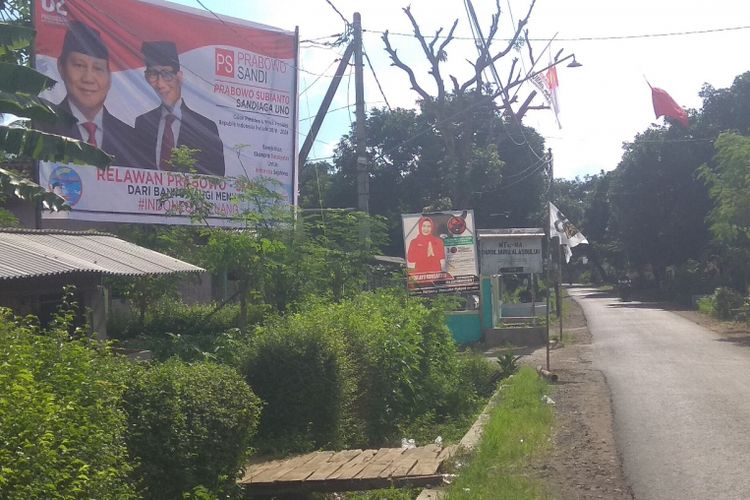 Beberapa spanduk ucapan selamat datang kepada Sandiaga Uno di jalan utama menuju salah satu pondok pesantren di Kecamatan Wongsorejo Banyuwangi