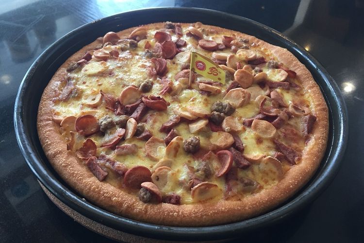 Kuliner pizza dari Pizza Hut.