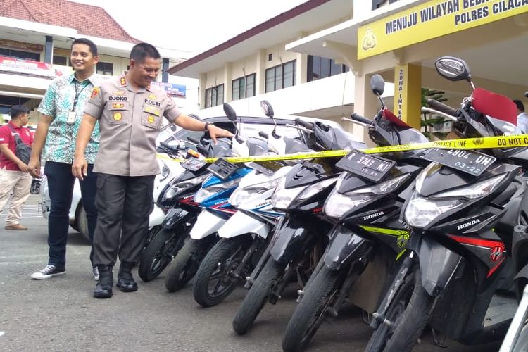 Kapolres Cilacap Jawa Tengah AKBP Djoko Julianto menunjukkan barang bukti puluhan sepeda motor di mapolres, Jumat (5/4/2019).