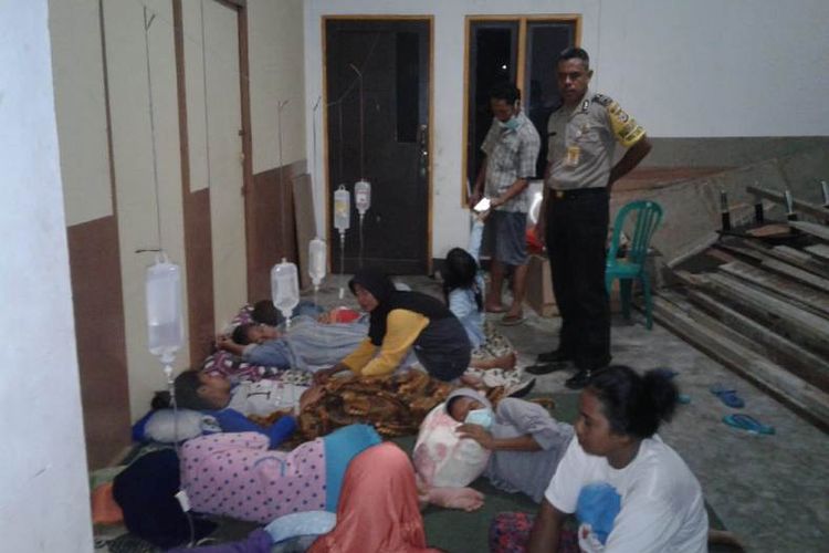 Ratusan warga Desa Selamor, Kecamatan Banda, Kabupaten Maluku Tengah yang terserang diare dirawat secara darurat di Aula Kantor Desa Selamar, Minggu malam (24/2/2019)