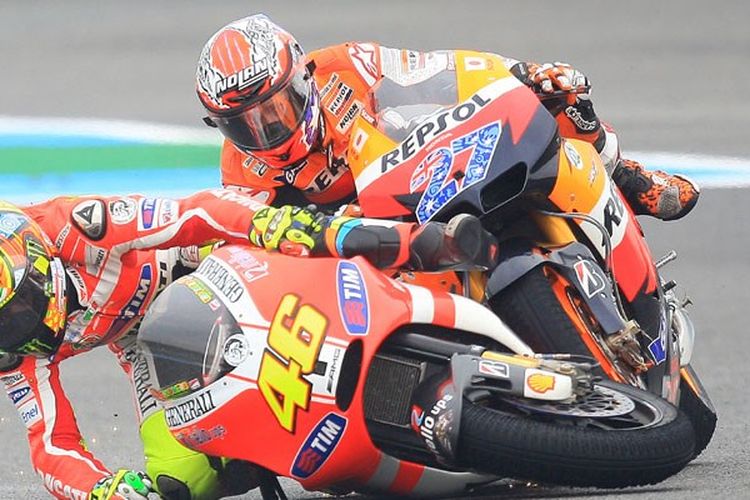 Insiden yang melibatkan Valentino Rossi dan Casey Stoner saat seri kedua Moto GP di Sirkuit Jerez, Spanyol tahun 2011.