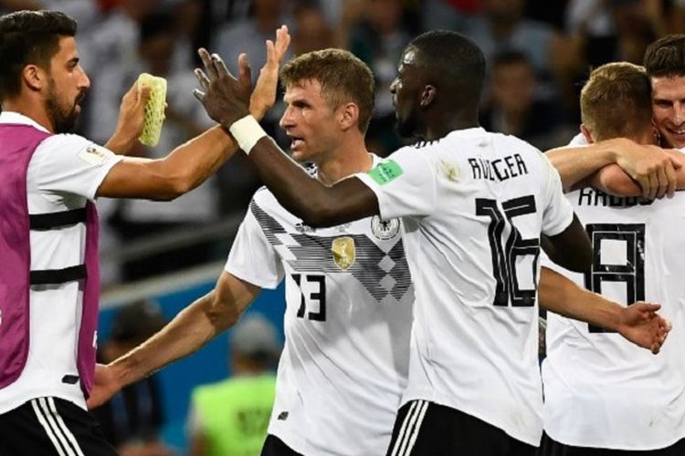 Para pemain Jerman merayakan gol Toni Kroos ke gawang Swedia pada pertandingan Grup F Piala Dunia 2018 di Sochi, 23 Juni 2018. 