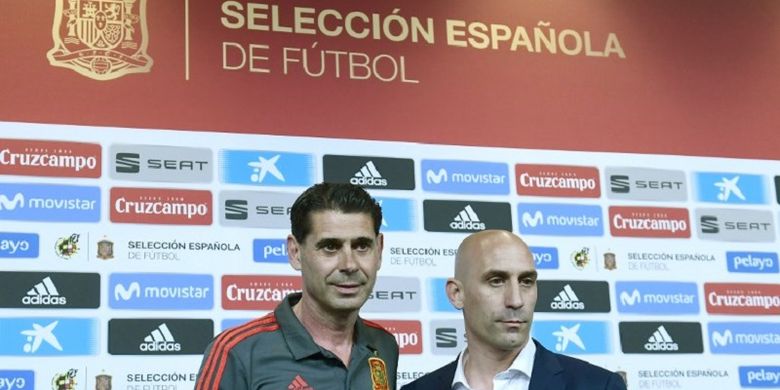 Fernando Hierro diperkenalkan oleh Presiden RFEF Luis Rubiales sebagai pelatih baru timnas Spanyol di Krasnodar Academy untuk menggantikan Julen Lopetegui, 13 Juni 2018. 
