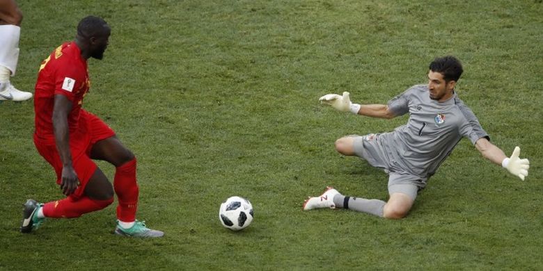 Kiper Panama, Jaime Penedo, mencoba menahan bola yang dikuasai penyerang Belgia Romelu Lukaku, pada pertandingan Grup G Piala Dunia 2018 di Sochi, 18 Juni 2018. 