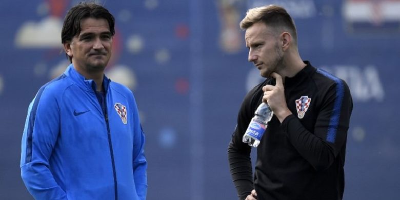 Zlatko Dalic dan Ivan Rakitic tampak berbincang pada saat latihan timnas Kroasia di Saint-Petersburg, 17 Juni 2018. 