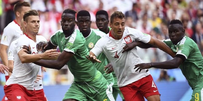 Para pemain Polandia dan Senegal berebut bola menyambut situasi bola mati di Stadion Spartak, 19 Juni 2018. 
