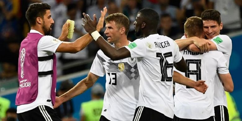 Para pemain Jerman merayakan gol Toni Kroos ke gawang Swedia pada pertandingan Grup F Piala Dunia 2018 di Sochi, 23 Juni 2018. 