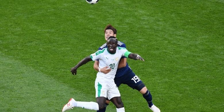 Hiroki Sakai mengawal Sadio Mane pada pertandingan Jepang vs Senegal di Yekaterinburg, 24 Juni 2018. 