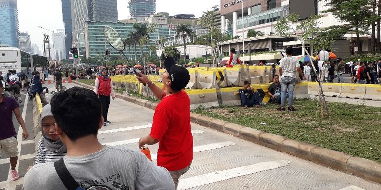 Sisi jalan yang tak terpakai dekat trotoar di kawasan Sarinah, Jalan MH. Thamrin, Jakarta Pusat dimanfaatkan untuk berolahraga dalam momen car free day atau hari bebas berkendara pada Minggu (4/11/2018).