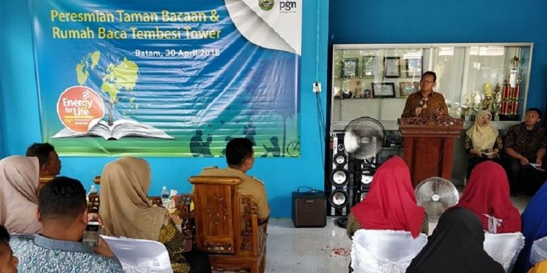 Kepala Divisi CSR PGN Sumarsony saat meresmikan taman bacaan dan rumah baca di Tembesi Tower, Kelurahan Tembesi, Kecamatan Sagulung, Batam (30 April 2018).