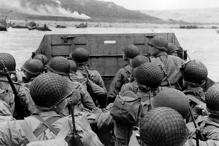 Pasukan AS berada di kapal pendarat menuju ke pantai Normandia, Perancis, 6 Juni 1944.