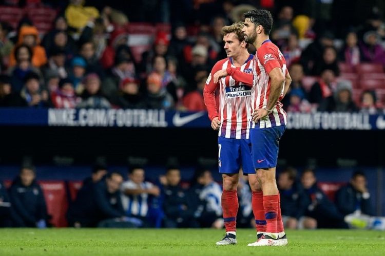 Antoine Griezmann dan Diego Costa tampak berbincang-bincang dalam laga Atletico Madrid vs Real Sociedad di Stadion Wanda Metropolitano pada lanjutan La Liga Spanyol, 27 Oktober 2018. 