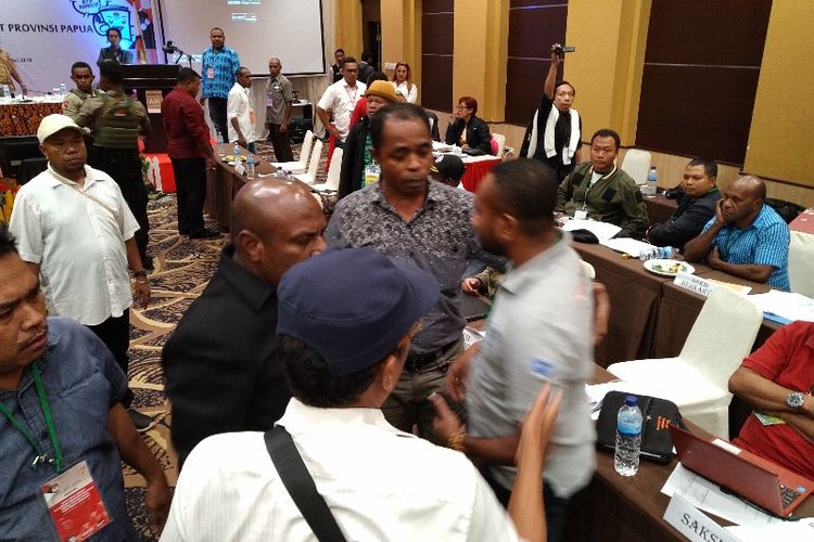 Kericuhan yang sempat terjadi di Rapat Pleno Terbuka Rekapitulasi Suara Pemilu 2019 Tingkat Provinsi Papua, untuk pembacaan hasil rekapitulasi Kabuoaten Kepulauan Yapen (14/05/2019)