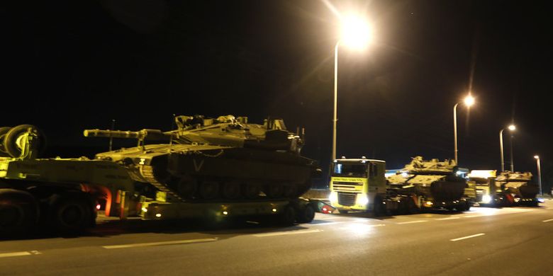 Konvoi truk yang mengangkut truk militer Israel. Tel Aviv dilaporkan mengerahkan pasukan darat mereka ke perbatasan Jalur Gaza.