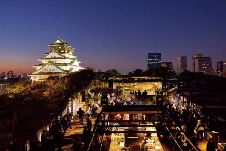 Menara Istana dinyalakan di malam hari 